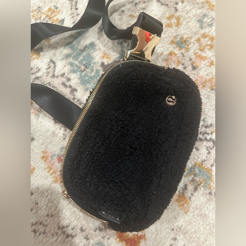 lululemon athletica Black Sherpa belt bag
